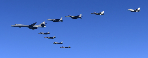 半島上空を編隊で飛ぶ米空軍ステルス戦闘機.jpg