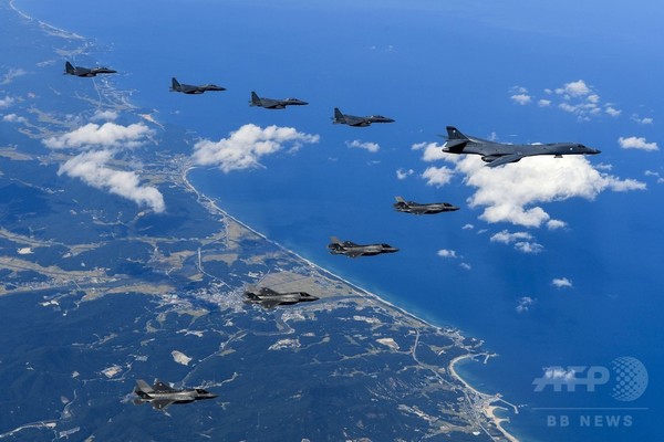 朝鮮半島上空を飛行する米空軍ステルス爆撃機.jpg