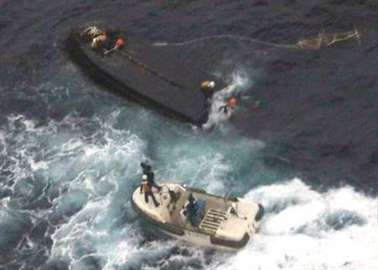 能登半島沖で転覆の北朝鮮漁船.jpg