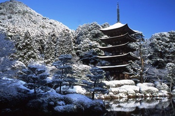 雪の瑠璃光寺五重塔